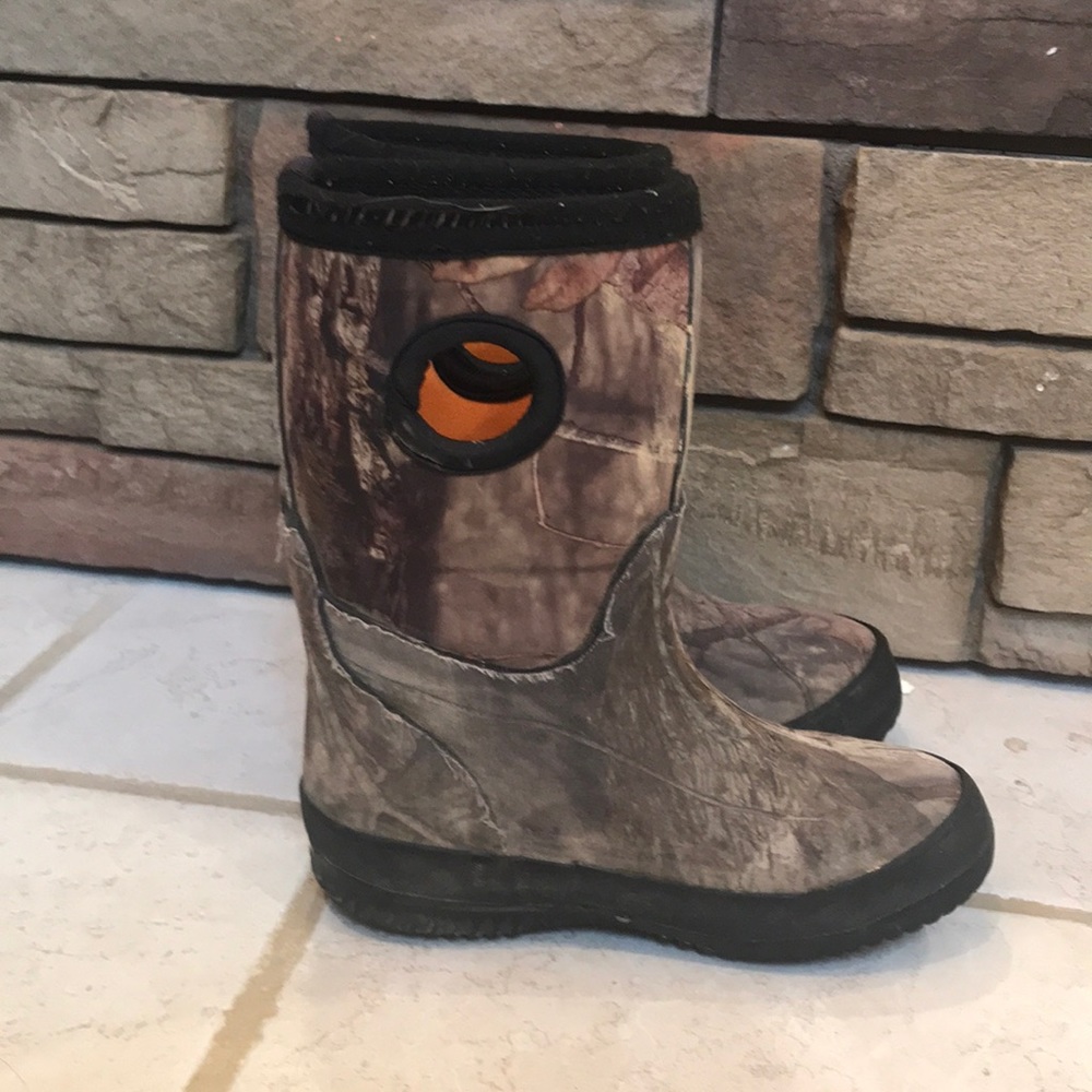 Loots camo rain boots